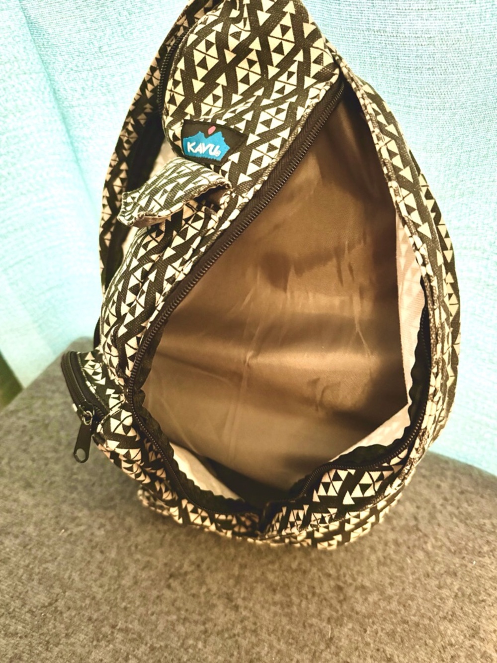 Kavu Black & Cream Geometric Sling Pack - Picture 3 of 4